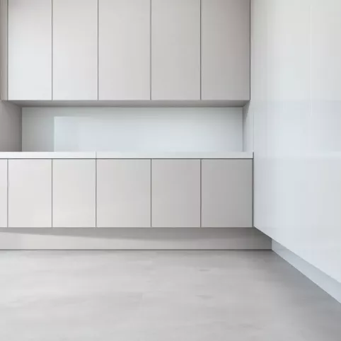 Meble bez cokołu
